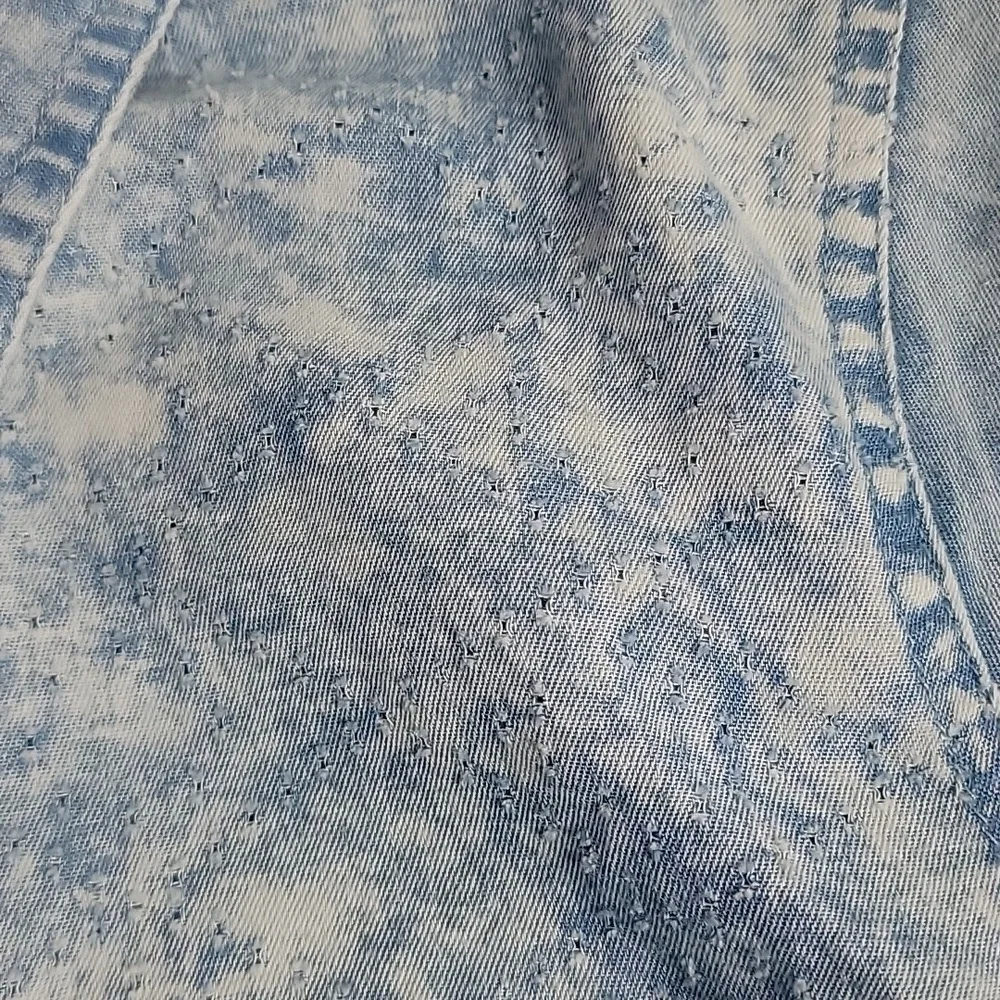 Gimmicks by BKE Perforated Chambray Shirt Light Denim Bleached Super Cute - Picture 4 of 6